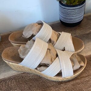 NWOT!! Cali from Skechers Luxe Foam Women's Cream Sandals Size 8